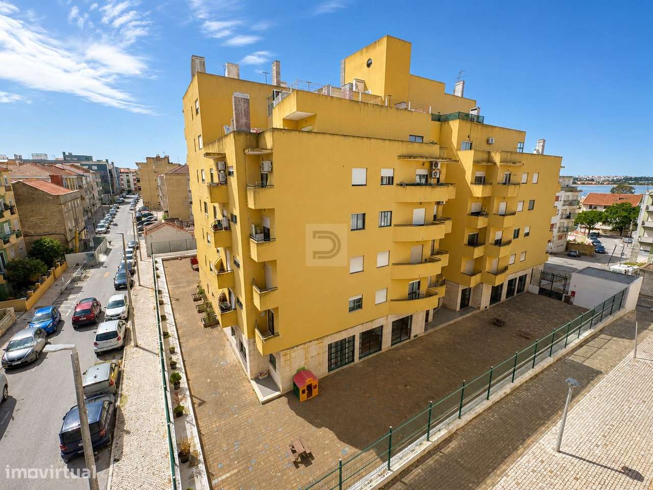 T2 remodelado de raiz no centro do Barreiro, com 3 varandas e muita lu-31
