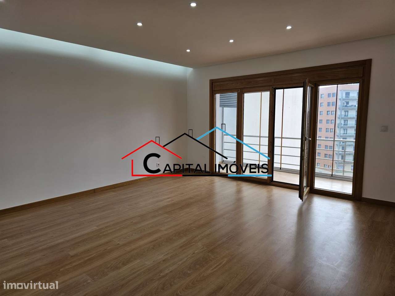 T3 com 4 Parqueamentos e Vista Desafogada - Grande imagem: 4/30