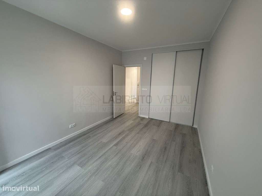 Vende-se T2 totalmente remodelado em Oeiras, a poucos minutos das P... - Grande imagem: 5/9