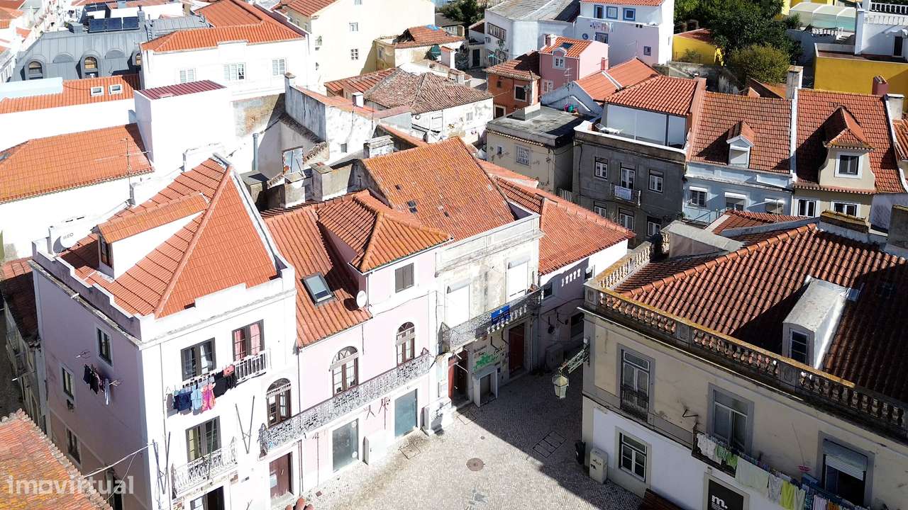 Prédio para recuperação na Zona histórica do Seixal, junto à zona ribe-1
