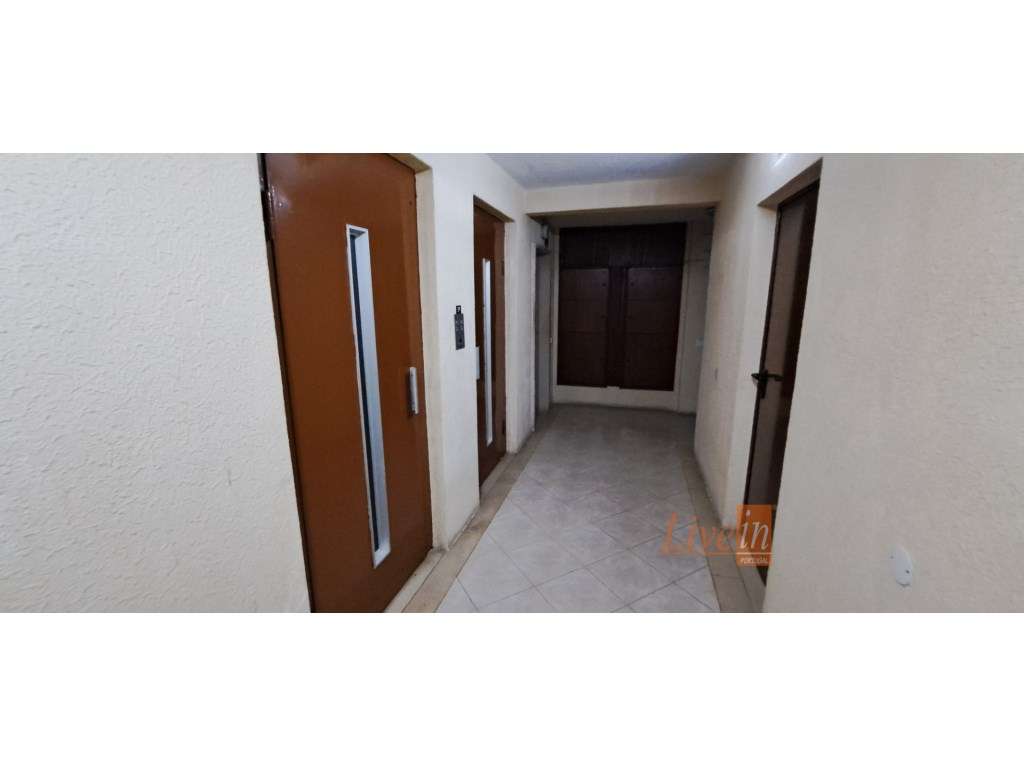Apartamento T2 Totalmente Remodelado na Tapada das Mercês-23