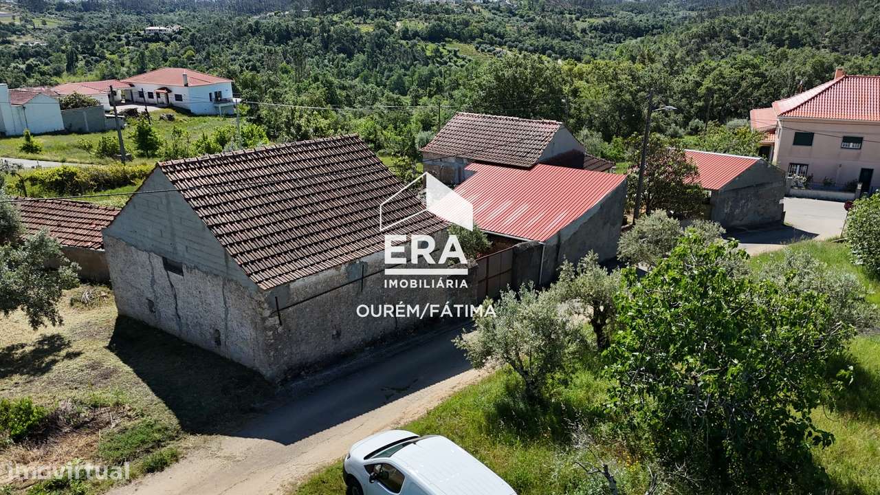 Moradia T2 com quintal localizada no Olival-25