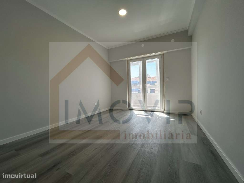 Apartamento T4 Totalmente Remodelado na Amora-11