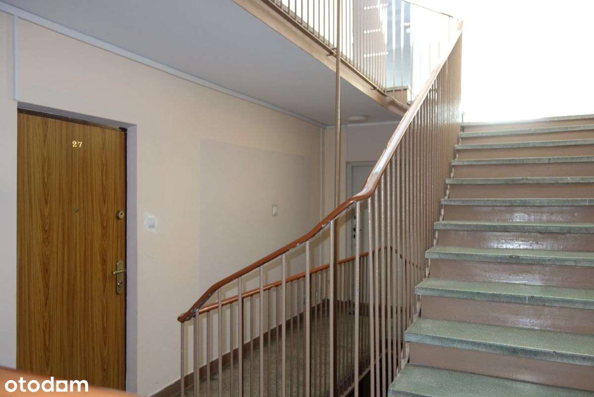 Trzy Pokoje w Niskim Bloku z Cegły-13