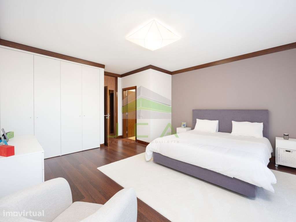 Excelente apartamento T4 com terraço e piscina-31