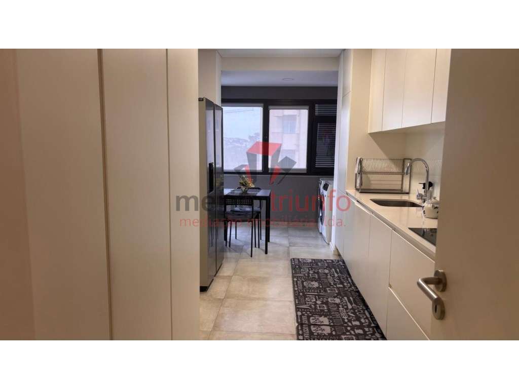 Excelente Apartamento c/ 3 Suites no Centro de Famalicão-12