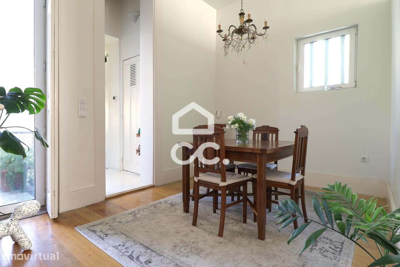 Moradia Clássica Renovada no Coração do Porto – Conforto e Elegância n-10