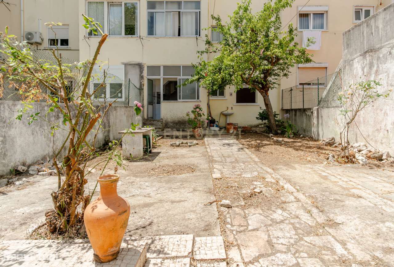 Espaçoso T2 com Jardim em Localização Central em Almada-18