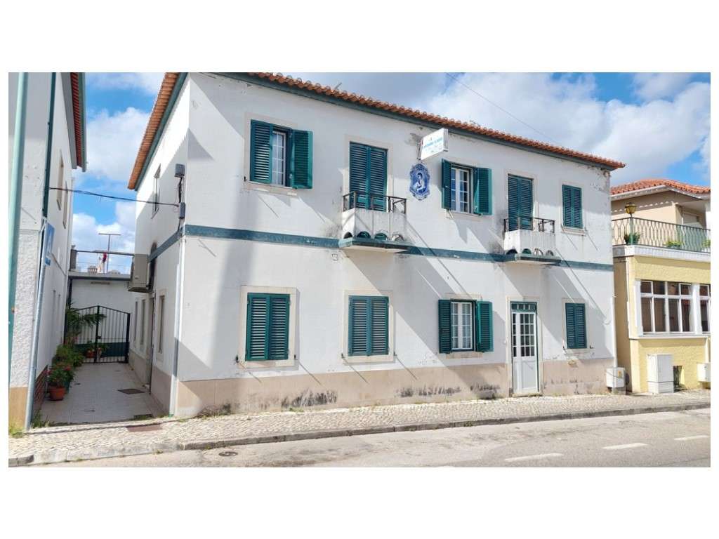 Prédio, antiga 'Pensão Cantinho de S. João', no centro de Monte Real. - Grande imagem: 5/14