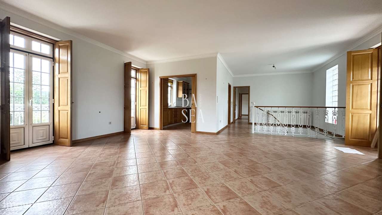 Quinta com 3 Habitações 2 Armazéns e 1 ha de Vinha em Barbeita Monção.-41