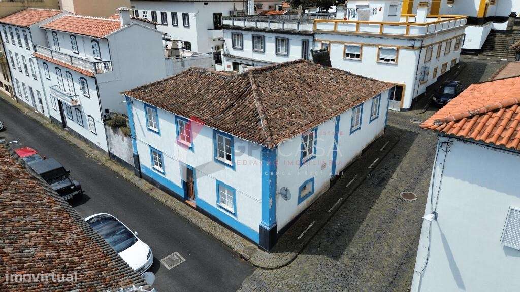 Moradia T4 com quintal, no coração da Praia da Vitória! - Grande imagem: 1/29