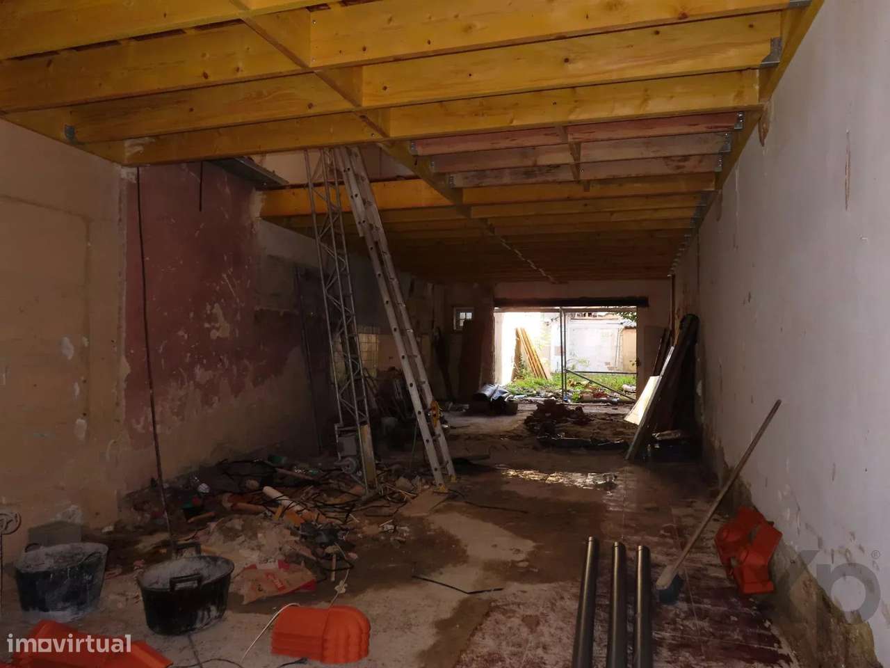 Prédio para Reabilitar - Grande Oportunidade - Grande imagem: 2/13