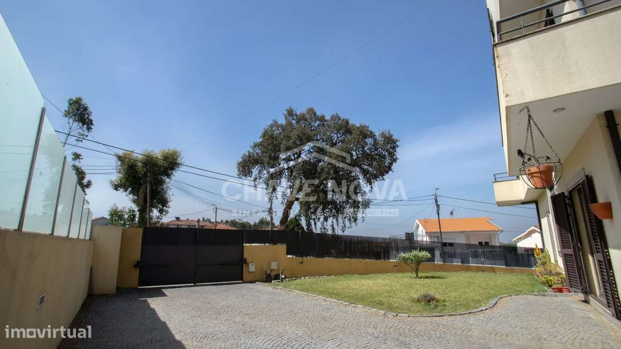 Moradia V3 de quatro frentes - Perosinho-36