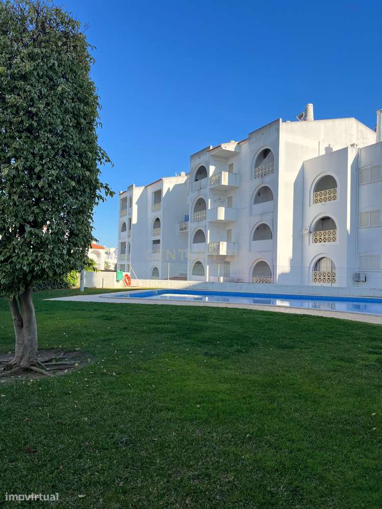 Arrendamento ao Ano de Apartamento com dois quartos em condomínio com - Grande imagem: 2/32