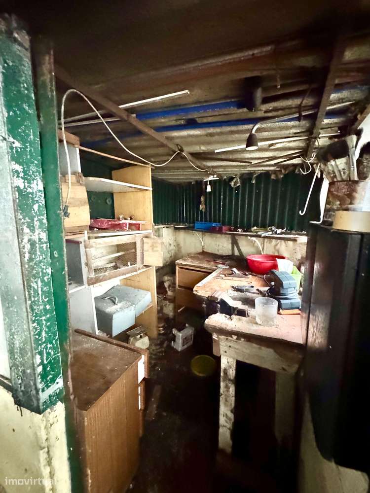 Camarate - Prédio de 2 andares de utilização independente-19