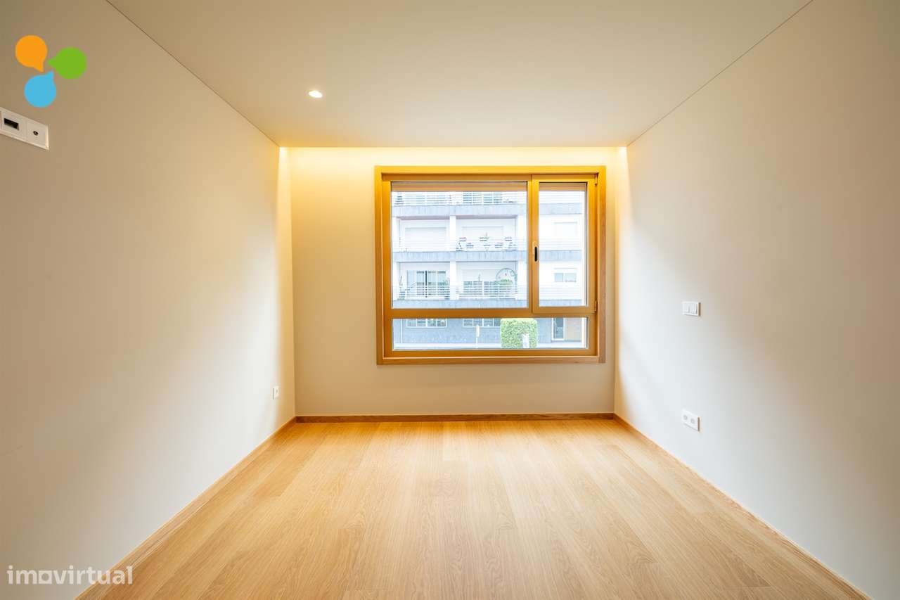 Apartamento T2 novo c/ terraço e 2 lugares de garagem-10