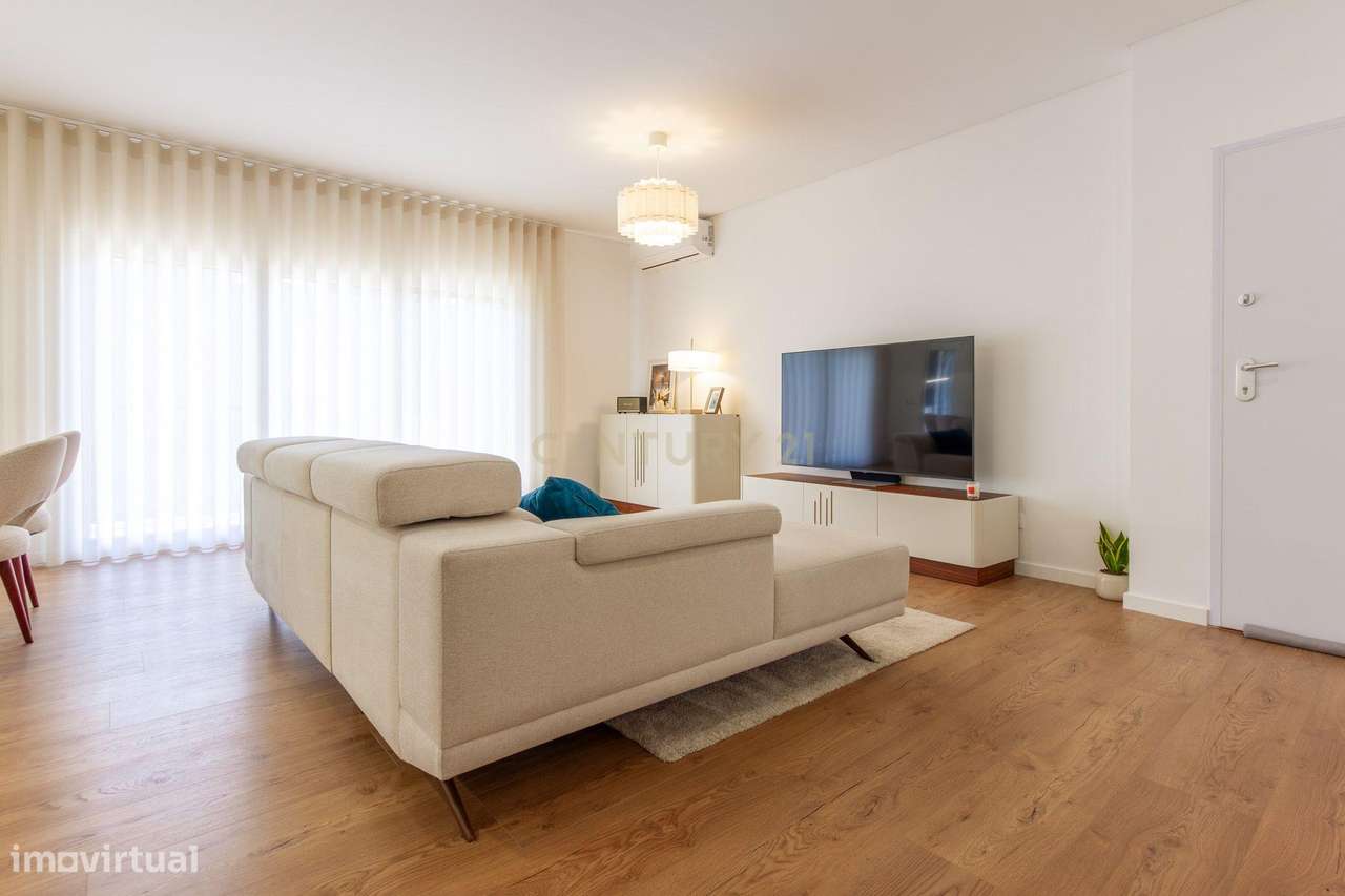 Moderno apartamento T3, com parqueamento e varandas em Santo António d-5