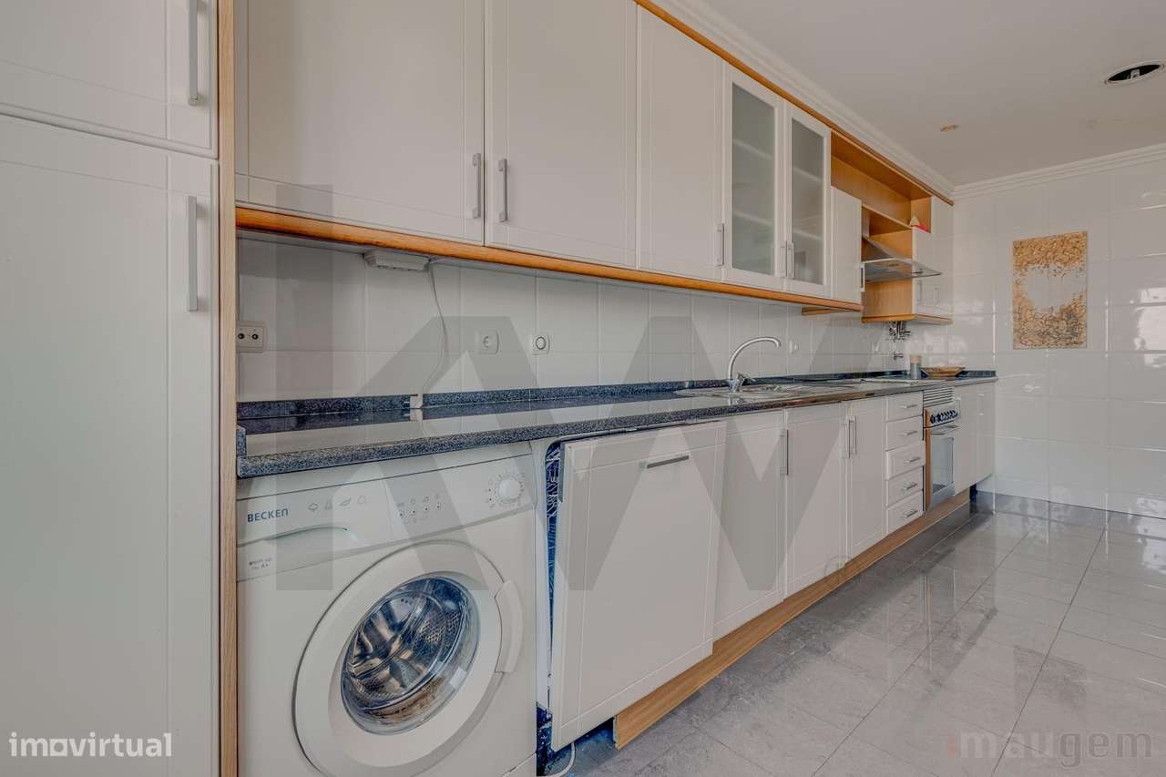 T3 Renovado com Lugar de Garagem e Arrecadação | 133 m2 | Prior Velho-6