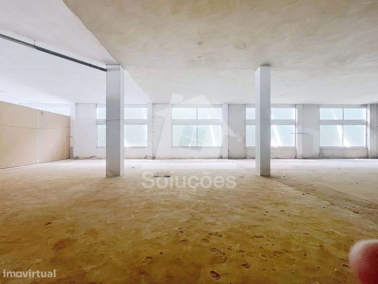 Loja à Venda na Praia da Rocha – Adapte ao Seu Negócio! - Grande imagem: 1/12