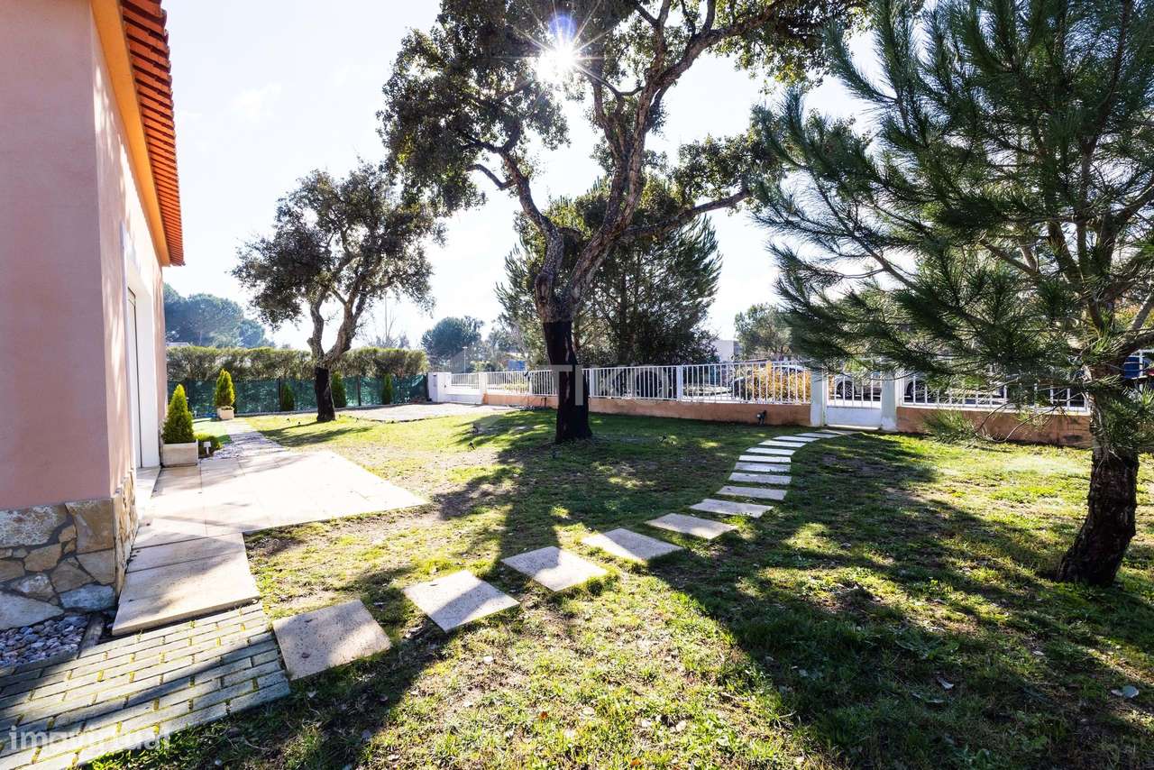 MORADIA T4 218M² EM TERRENO 1.044M² COM PISCINA EM CONDOMÍNIO GOLFE SA-56