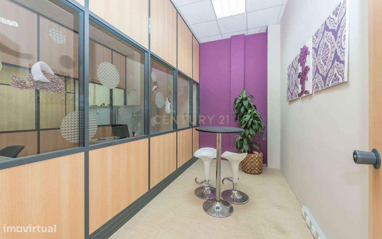 Armazém com Escritórios para Venda – 776 m² | Parque Empresarial em Si-11