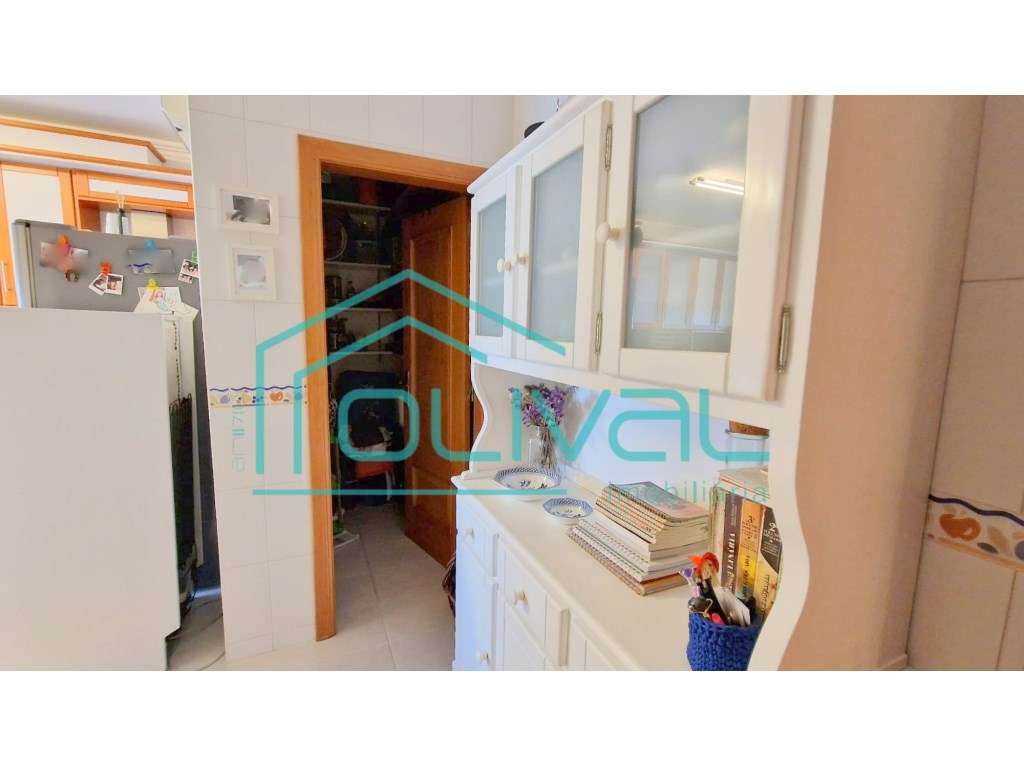 T4 com Arrecadação e Garagem Box no Centro de Benavente - Excelente...-10