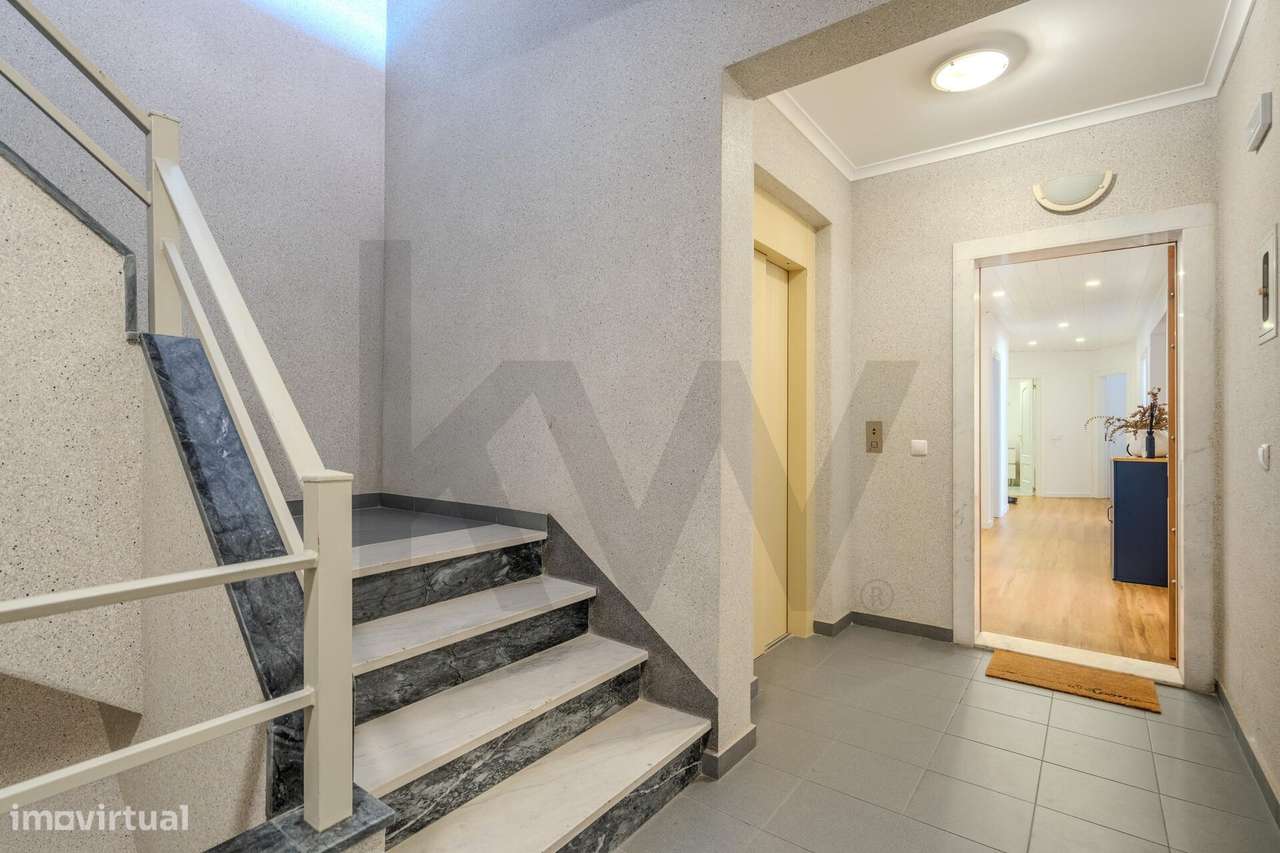 Duplex T3 Renovado no Montijo: Onde o Design Moderno encontra o Pôr do - Grande imagem: 2/60