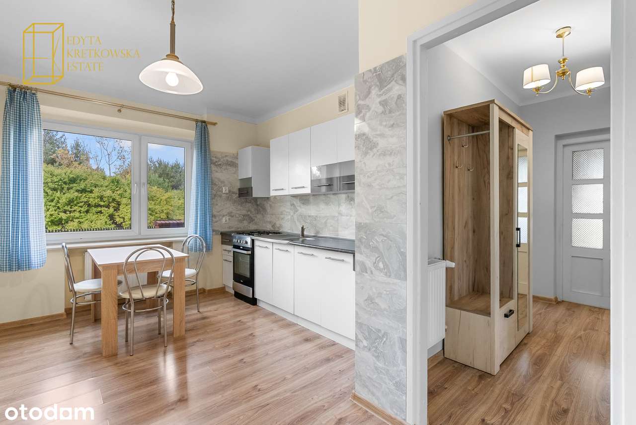 Dom w otoczeniu terenów zielonych-3