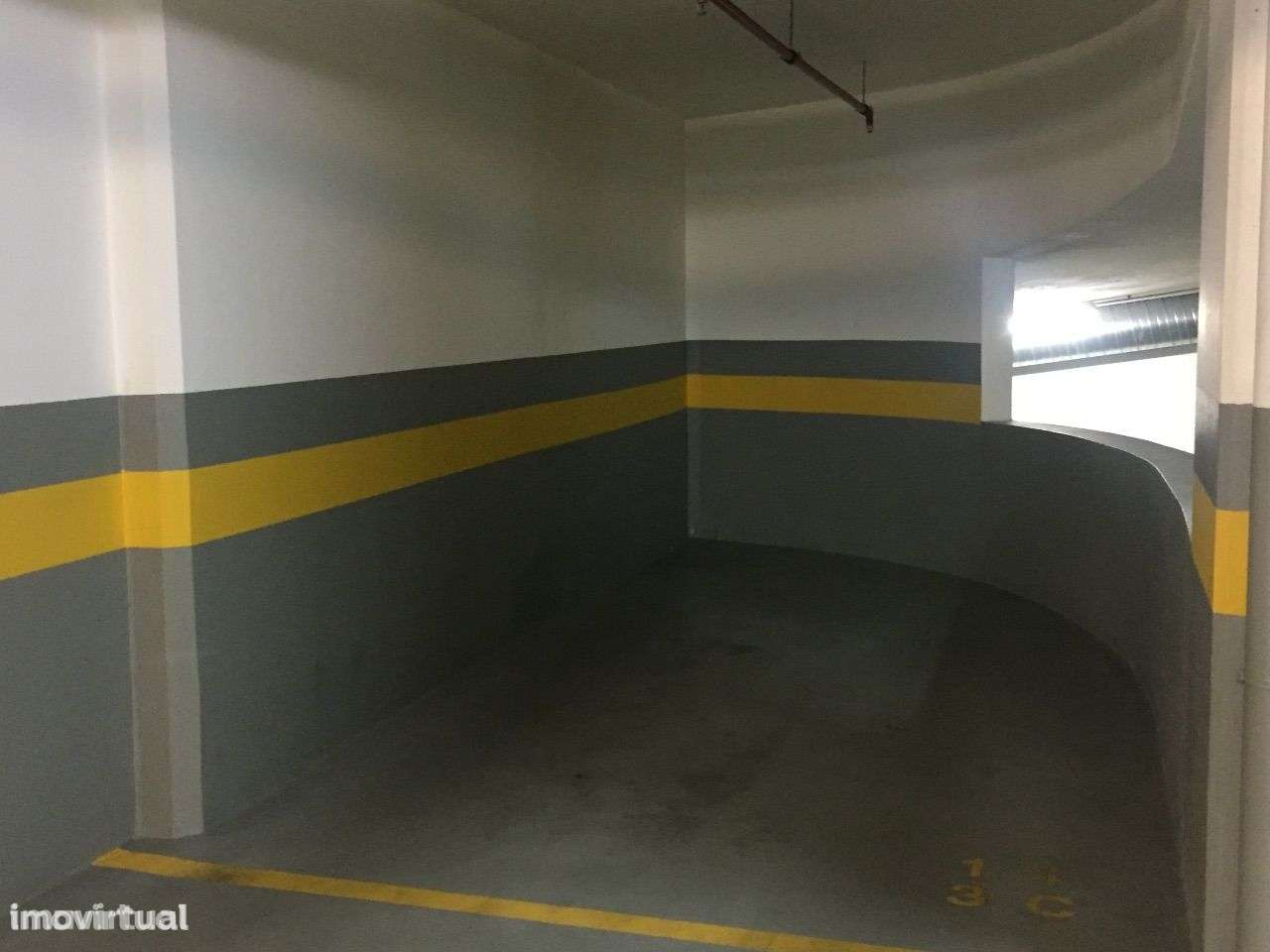 Lugar de estacionamento junto à Gulbenkian/El Corte Inglés - Grande imagem: 2/5