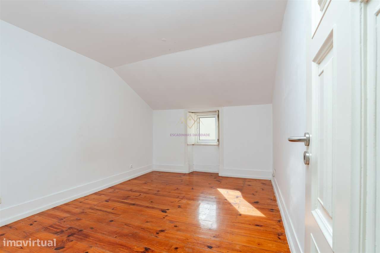 Elegância na Lapa: T2+2 com Alma e Vista Desafogada-18