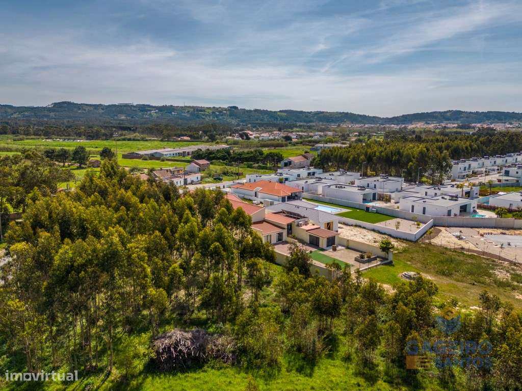 Moradia com piscina e terreno em São Martinho do Porto-58