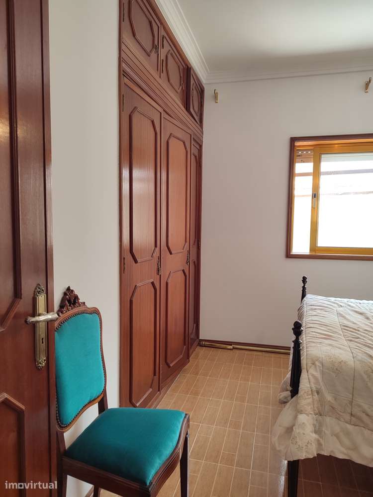 Moradia térrea com 4 frentes, garagem, anexos, jardim e bons acessos-25