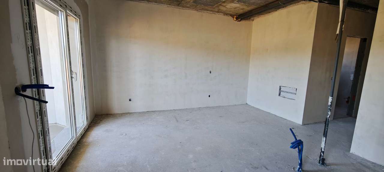Apartamento T4 com varanda e garagem. Junto à cidade-6