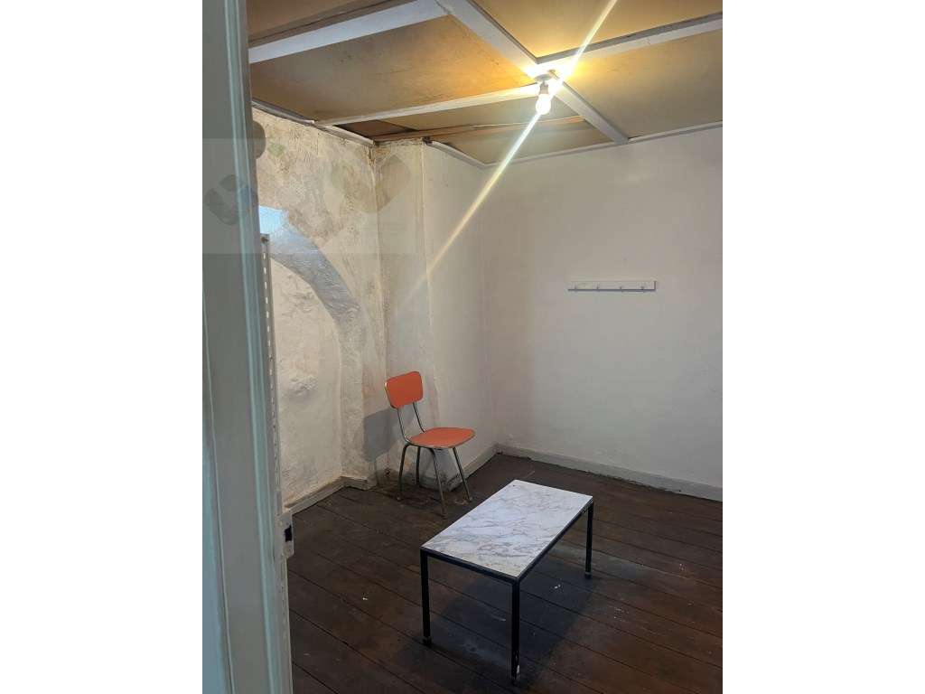 Moradia frente Monsanto, Excelente oportunidade, T2, por recuperar!-33