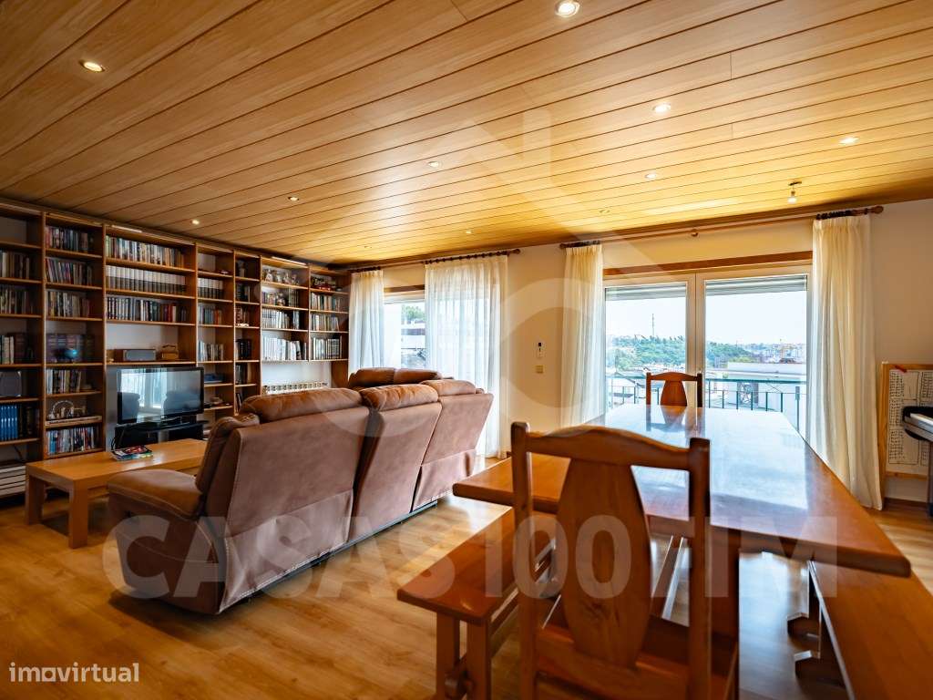 Apartamento T3 renovado com garagem e vista para Leiria.-2