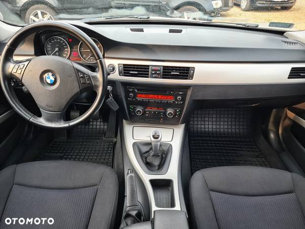 BMW Seria 3 320d - 24