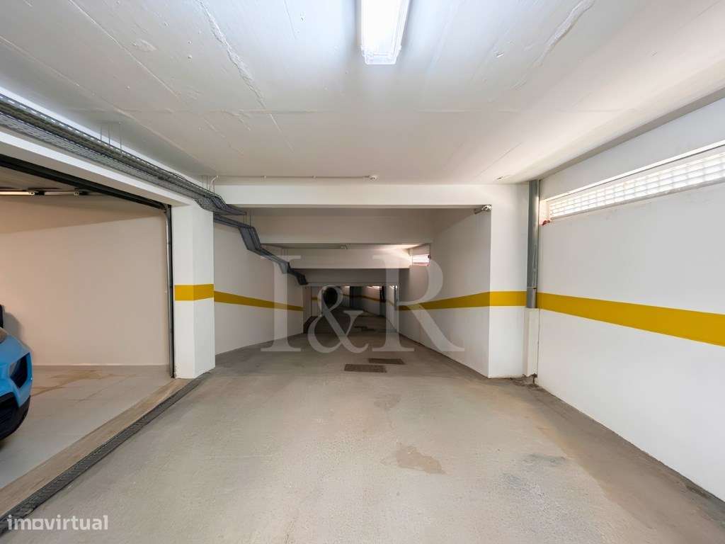 Moradia T3 renovada em condomínio com piscina no Estoril-57