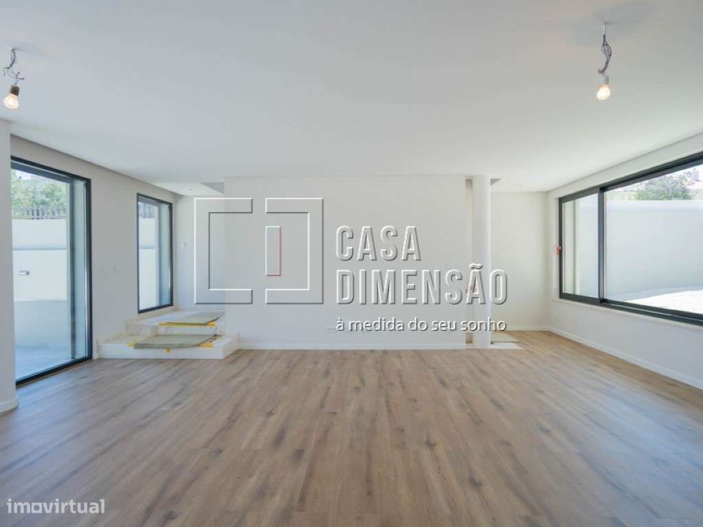 Moradia de Arquitectura Moderna de tipologia T3+1 em Oeiras com Pis...-10