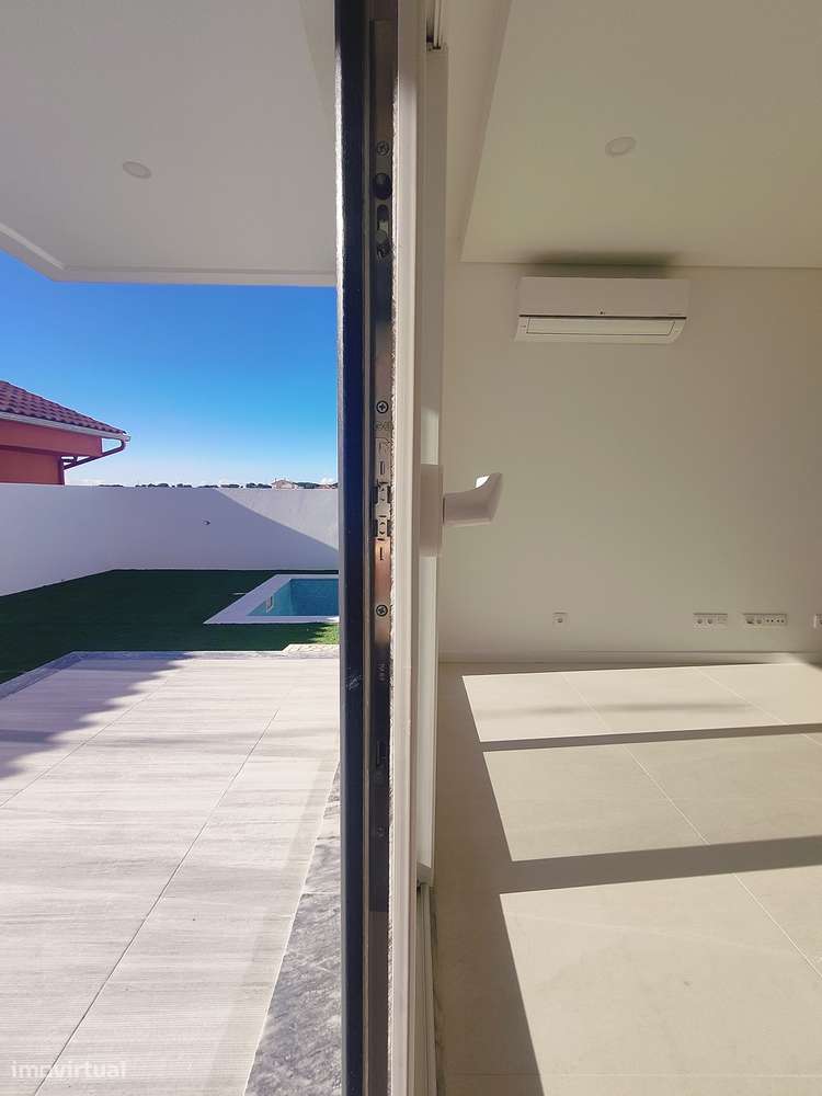 Oferta 1% do Valor de Aqusição - Moradia T4 + 1 com Piscina e Garagem-34