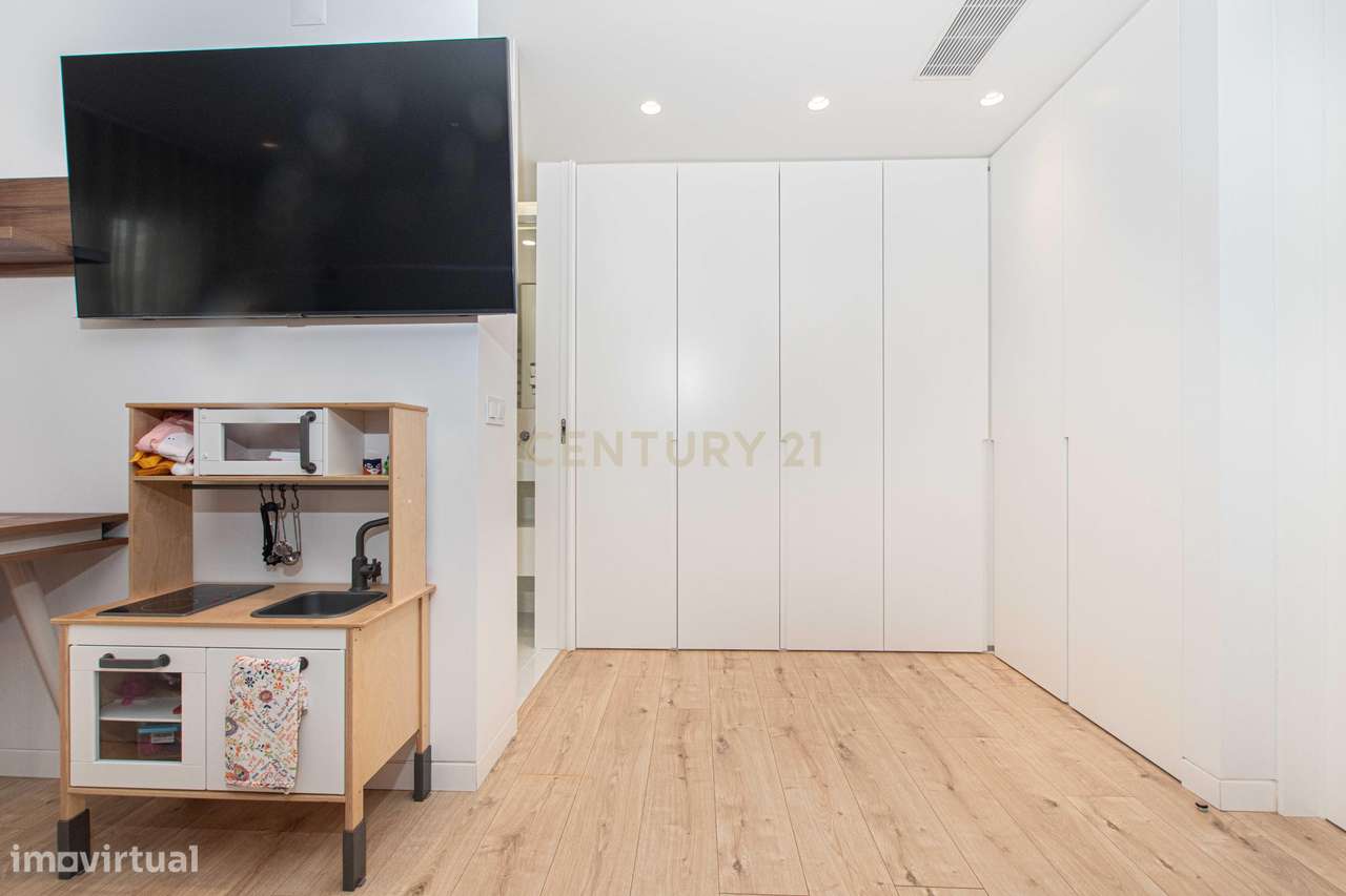 T4 Exclusivo com Terraço e Box para 2 Carros no Jardim da Amoreira-13