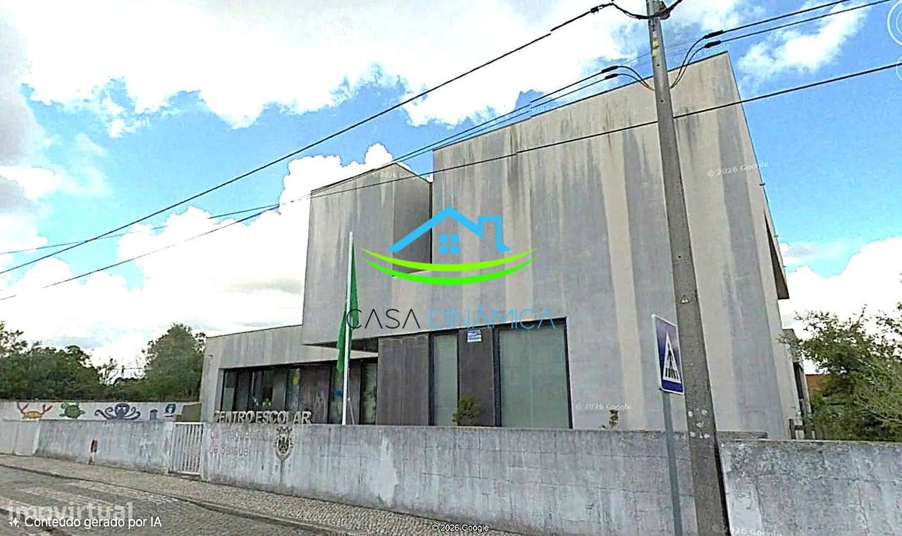 Moradia com garagem e quintal para recuperar-14