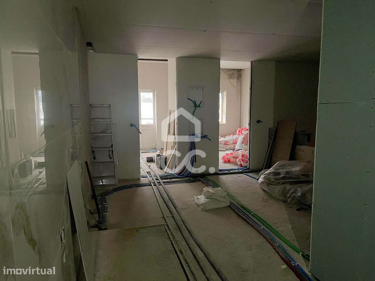 Prédio com Loja de 489 m² e 2 Apartamentos no Coração de Vila Nova de-10