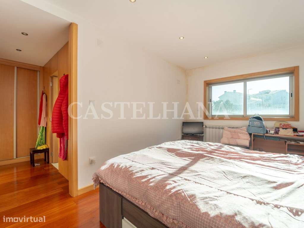 Moradia T4+1 com jardim, terraços e garagem privada, próxima a Mari...-32