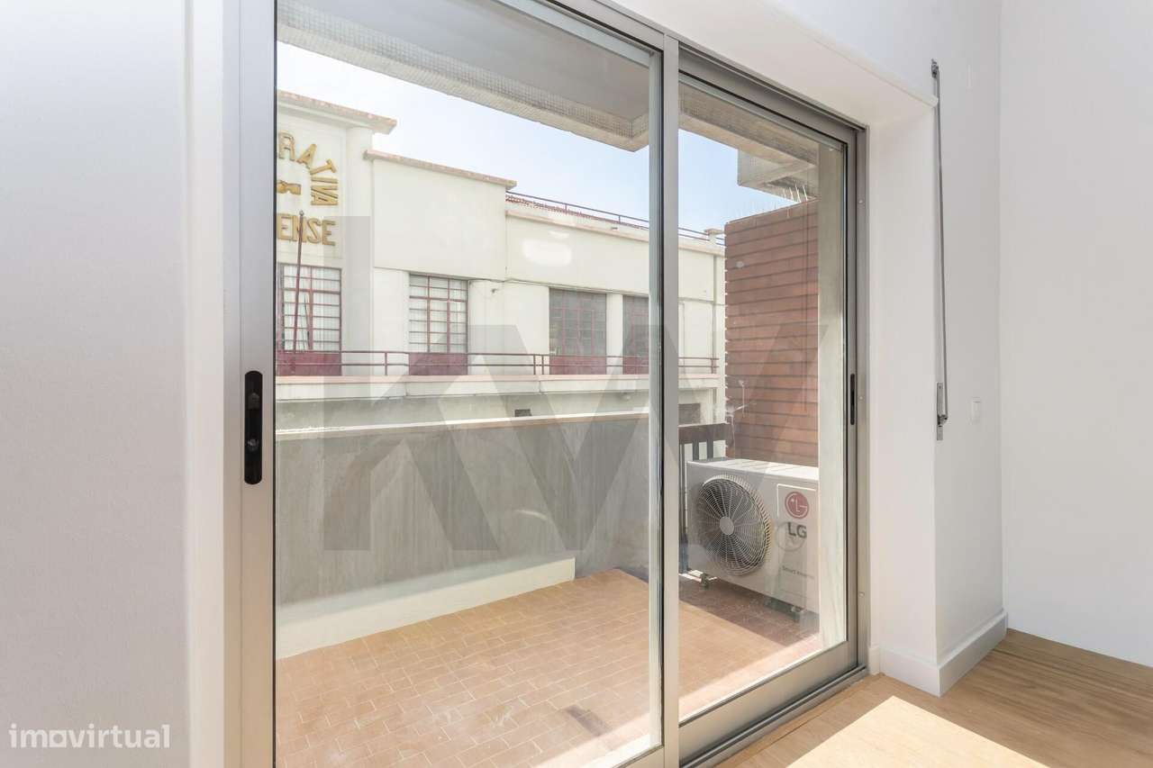 Apartamento T4 transformado em T3 totalmente remodelado na Cova da Pi-3