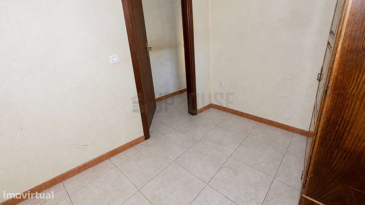 Moradia para Remodelar em Fragosela - Um Projeto com Potencial-5