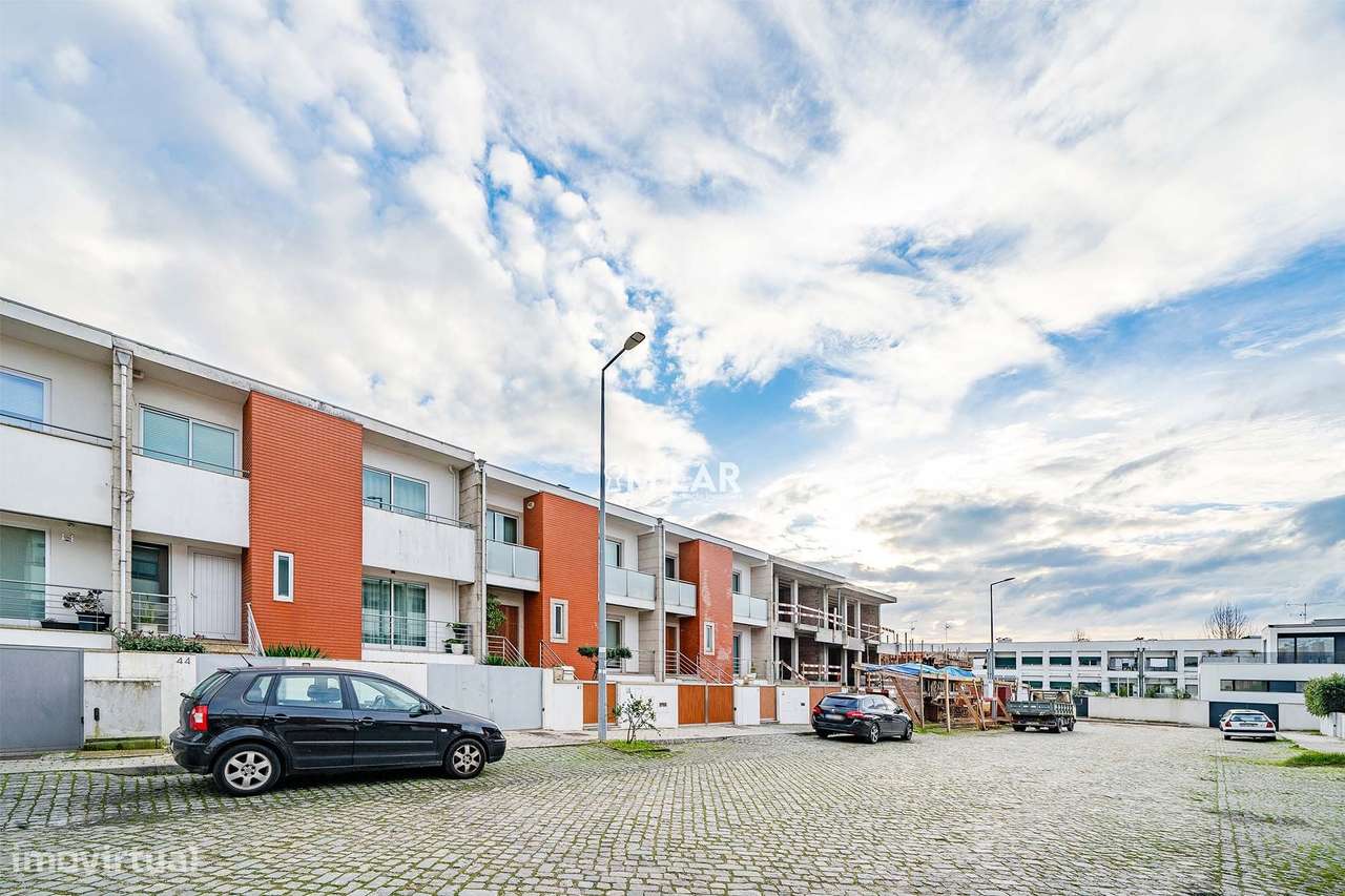 Moradia T3+1,  de gaveto, em Merelim S. Pedro – Braga-13