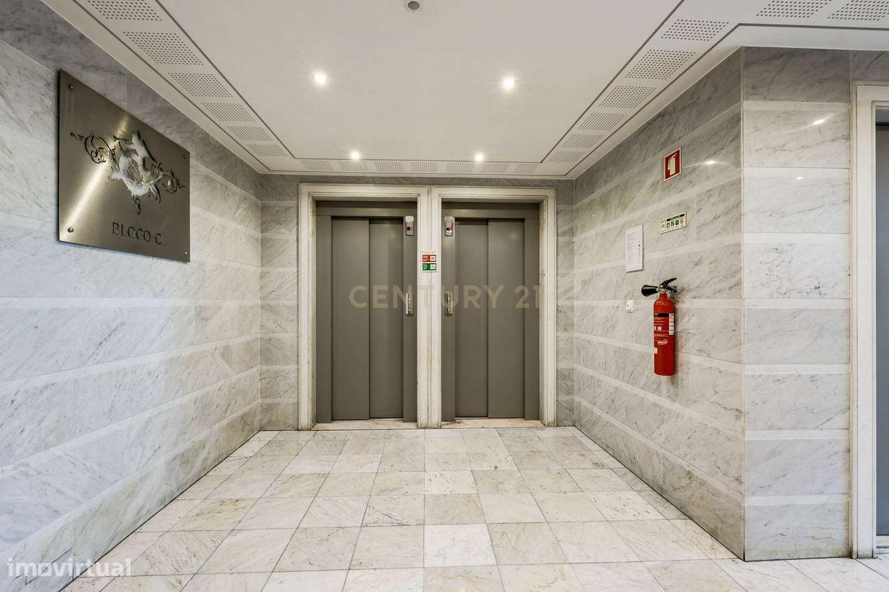 Apartamento T3 com vista panorâmica sobre o Jamor em condomínio fechad-26