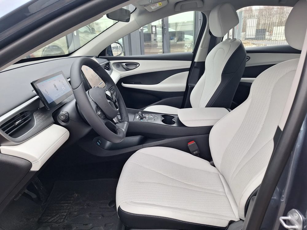 Zasięg 1050 km / Kamera cofania / Ekran 12,8 ''