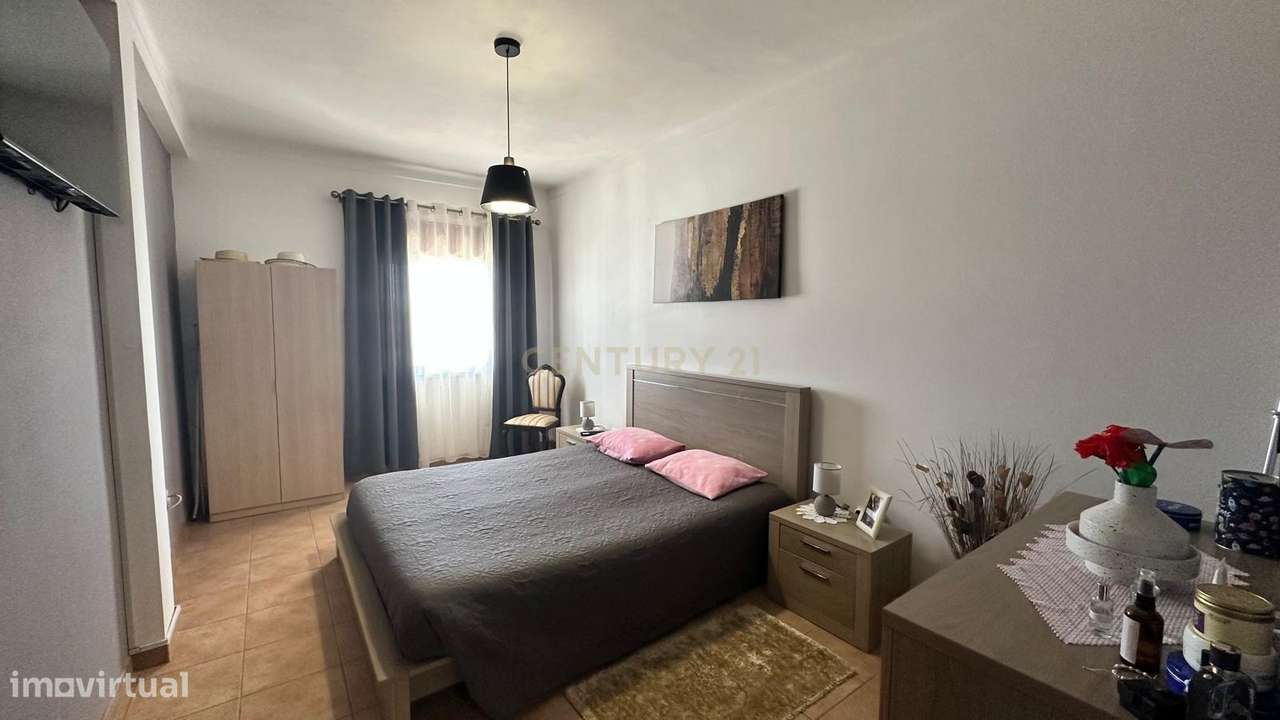 MORADIA  T4 BASTANTE ATRATIVA , ESPAÇOSA E COM MUITA LUZ NATURAL EM A-5