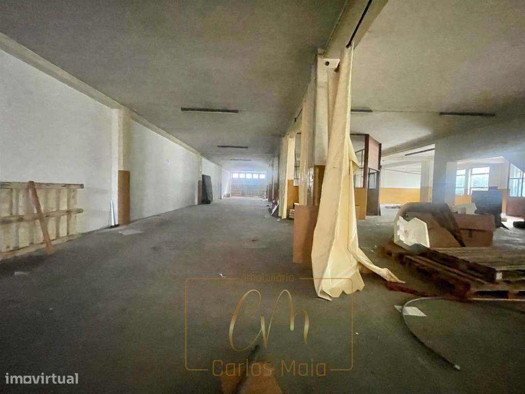 Armazém com cerca de 800m2 , com logradouro - Grande imagem: 2/3